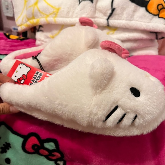 SOLD SOLD SOLD Hello kitty plush slippers indoor/outdoor - Picture 4 of 13